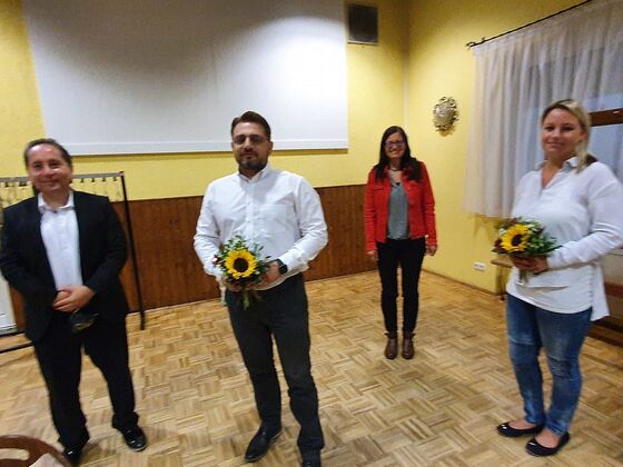 Die neue SPD-Doppelspitze Anna Röser (r) und Leo Göksu (2.v.r.) mit ihren Stellvertretern. ©Foto A.Hitschfel