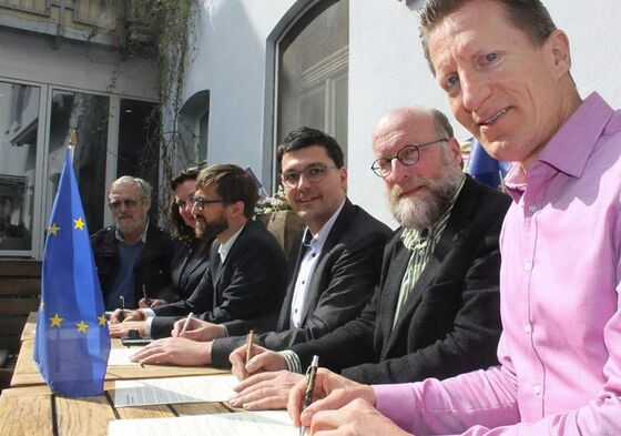 Vereint unterschrieben fast alle Bamberger Parteien die gleichnamige Erklärung zur Europawahl