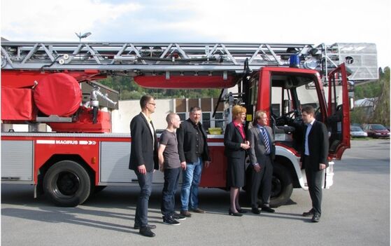 Susann Biedefeld im Gespräch mit Feuerwehrleuten